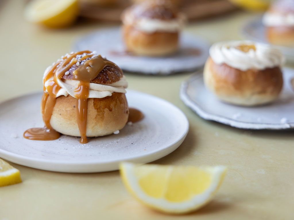 Laskiaispullat kinuskikermavaahdolla ja lemon curd -sitruunalevitteellä